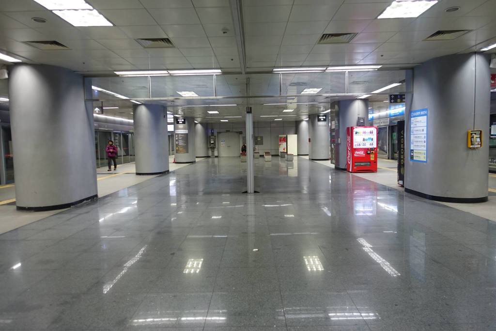photo 1001 DSC04205 Gimpo Airport Station Platform